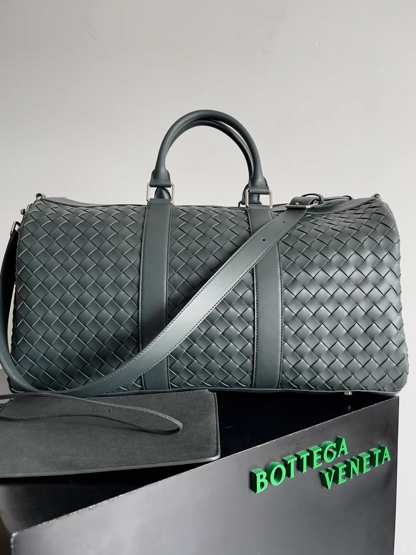 Batch 3560 BV woven large travel bag. A very recognizable travel bag. This travel bag is unique and uses classic weaving technology to make travel exquisite. The large-capacity design meets daily short-distance travel and is very suitable for elites who often travel on business. Style number: 650066 Size: 50*27*24cm